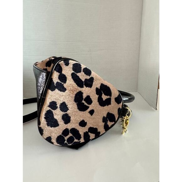 Betsey Johnson Leopard Faux Fur Bow Satchel Crossbody Bag Gold Colored Chain - Picture 16 of 16